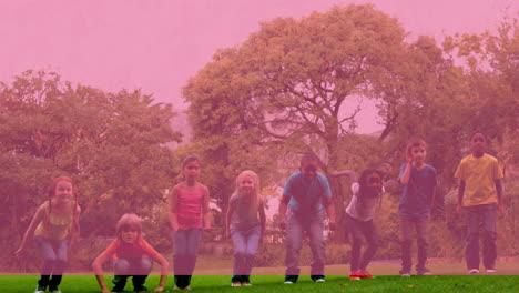 wow texto en la burbuja de habla contra los niños saltando en el jardín