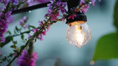 clip au ralenti de fortes pluies tombant sur une petite lampe à l'extérieur, gros plan