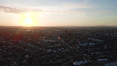 vista aérea de 4k de taunton somerset, reino unido al atardecer, drone moviéndose hacia atrás y mostrando el cielo azul con algunas nubes