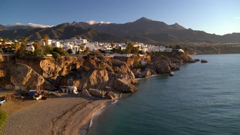 amplia vista abierta sobre la hermosa playa dorada y el océano con villas blancas en lo alto de los acantilados