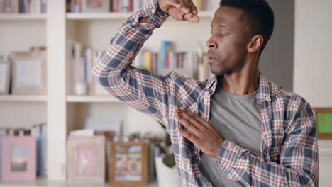 homme afro-américain cool dansant à la maison s'amusant avec des mouvements de danse fous profitant de la liberté de style de vie célébrant le succès le week-end 4k