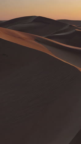 dunas del desierto al amanecer o al atardecer