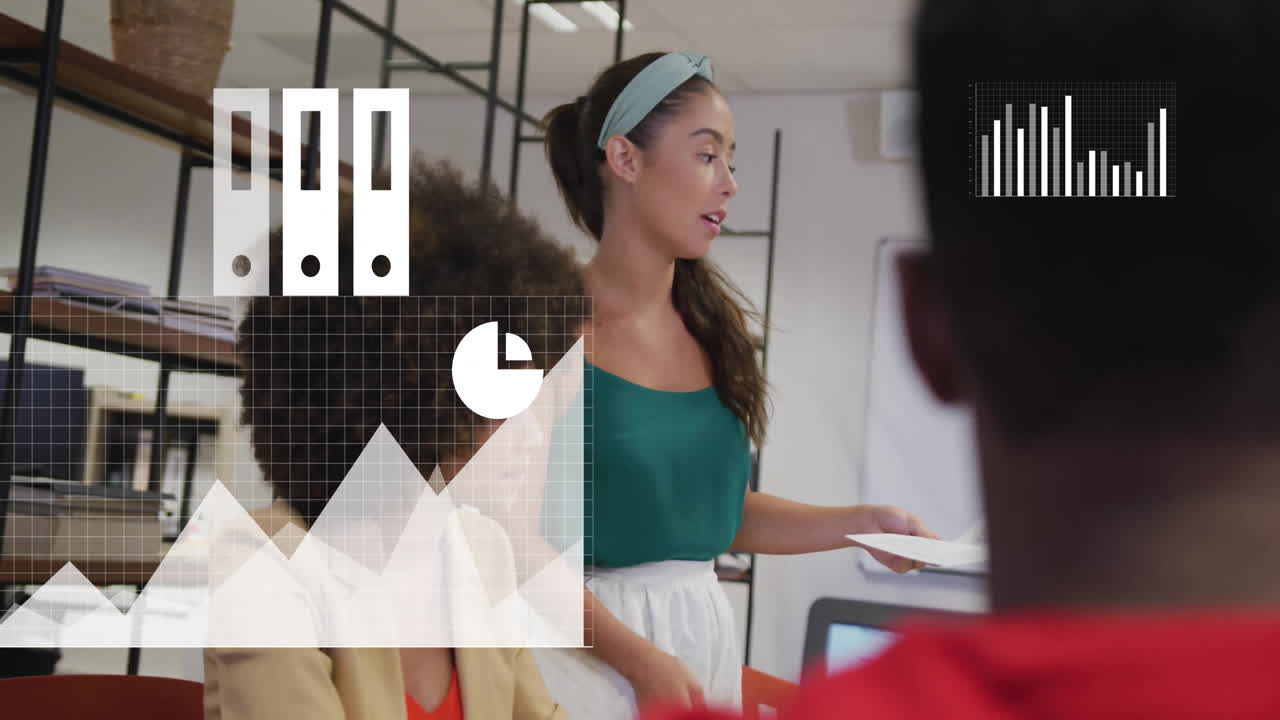 animación de iconos de medios y datos sobre diversas colegas femeninas en una reunión casual de la oficina