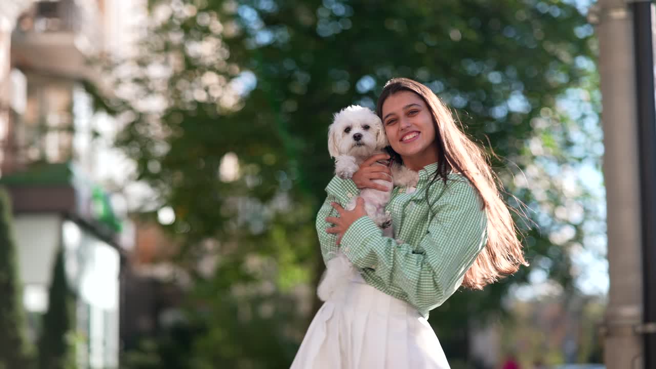 개와 함께 야외에 있는 여자