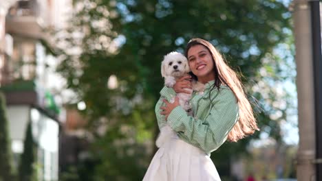 mujer con un perro al aire libre