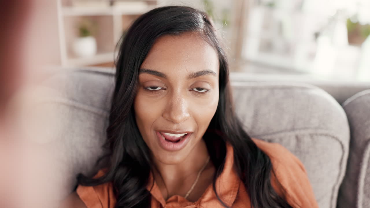 mujer molesta, llamada telefónica y video influyente