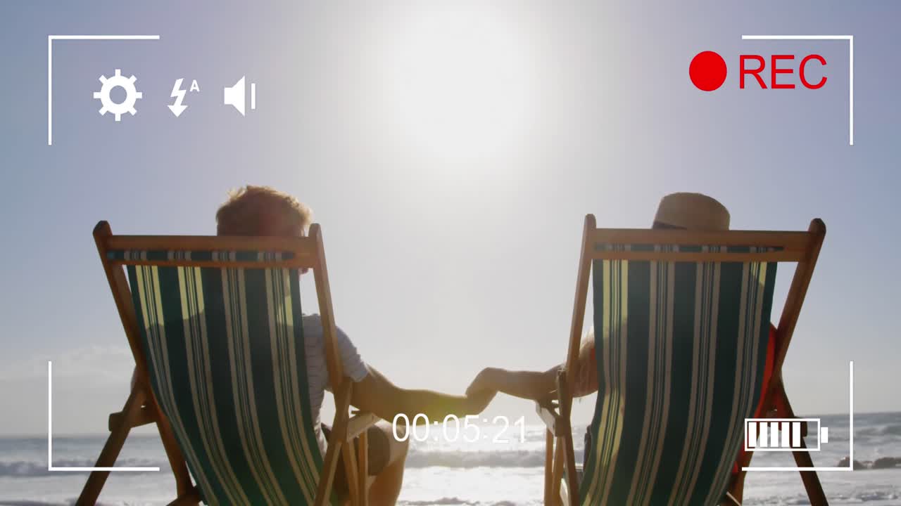 디지털 카메라 4k로 해변에서 부부를 촬영하고 있습니다.