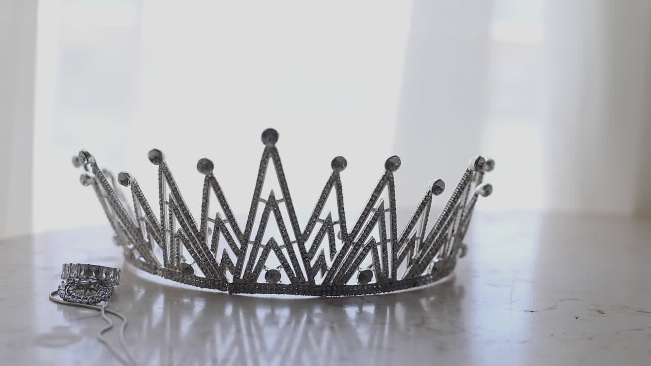 테이블 위의 신부 결혼식을 위한 은관과 신부 보석