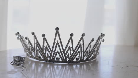 corona de plata y joyería nupcial para la boda de la novia en la mesa