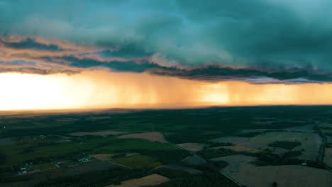 Nubes-De-Tormenta-Sobre-Los-árboles