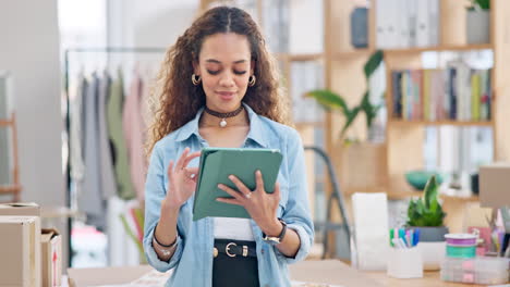 mujer, cajas y tableta para la logística de la oficina