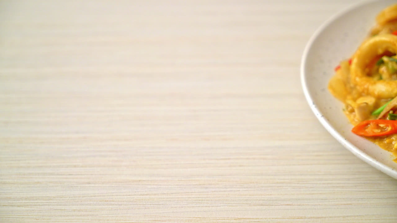 소금 계란과 함께 튀긴 오징어 또는 문어를 저어 - 아시아 음식 스타일