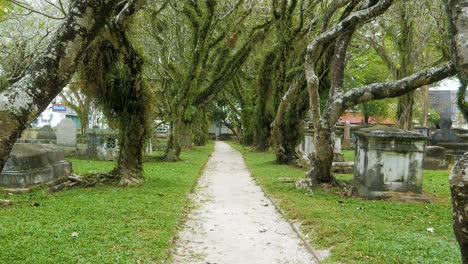 camino a través del centro de un antiguo cementerio de la iglesia en tierra sagrada