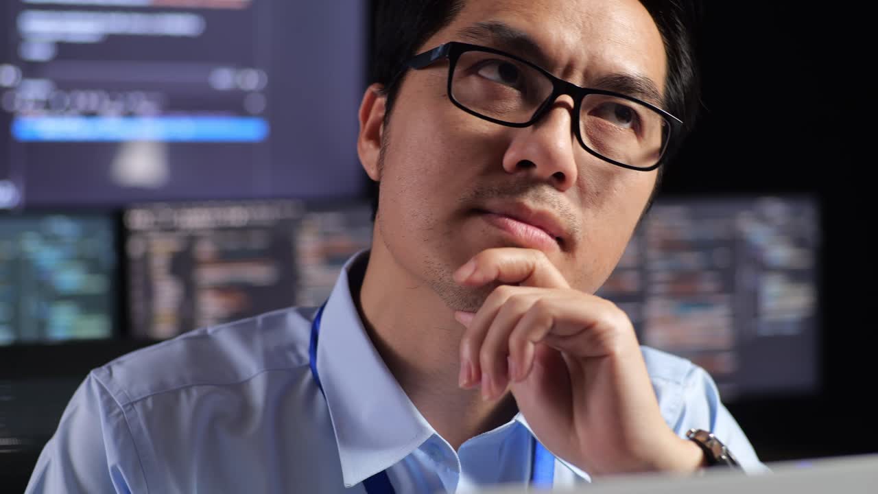 밤에 코딩에 집중하는 사람