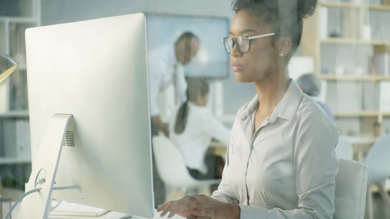 tener éxito, llueva o haga sol