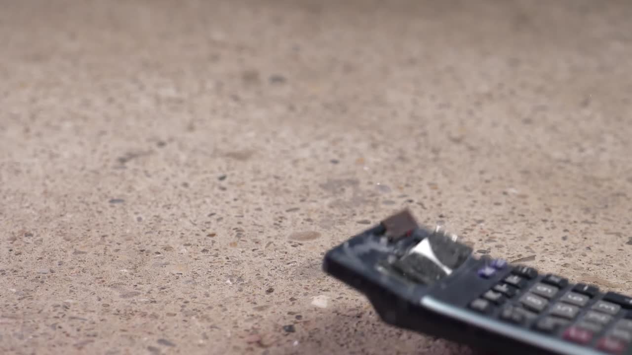 슬로우 모션 해머 산산조각 파괴 계산기 충격 경제 투자 개념