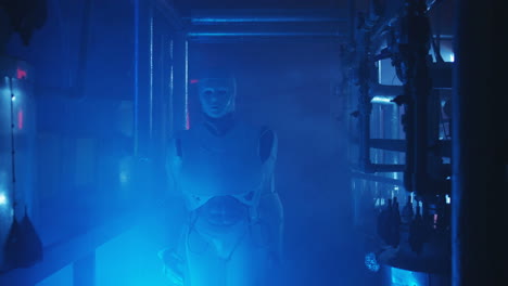 robot en un entorno industrial futurista