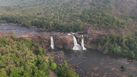 las cataratas de athirapilly se encuentran en el panchayat de athirapilly en el taluk de chalakudy del distrito de thrissur en kerala 4 video