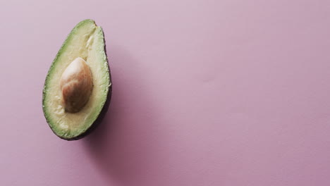 video de aguacate en rodajas con espacio de copia sobre fondo rosa