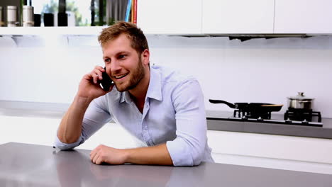 Lächelnder-Mann,-Der-Am-Telefon-Spricht