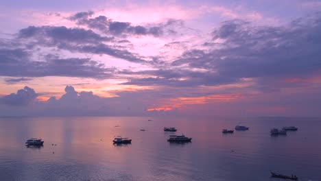 Barco-Navega-Hacia-El-Atardecer