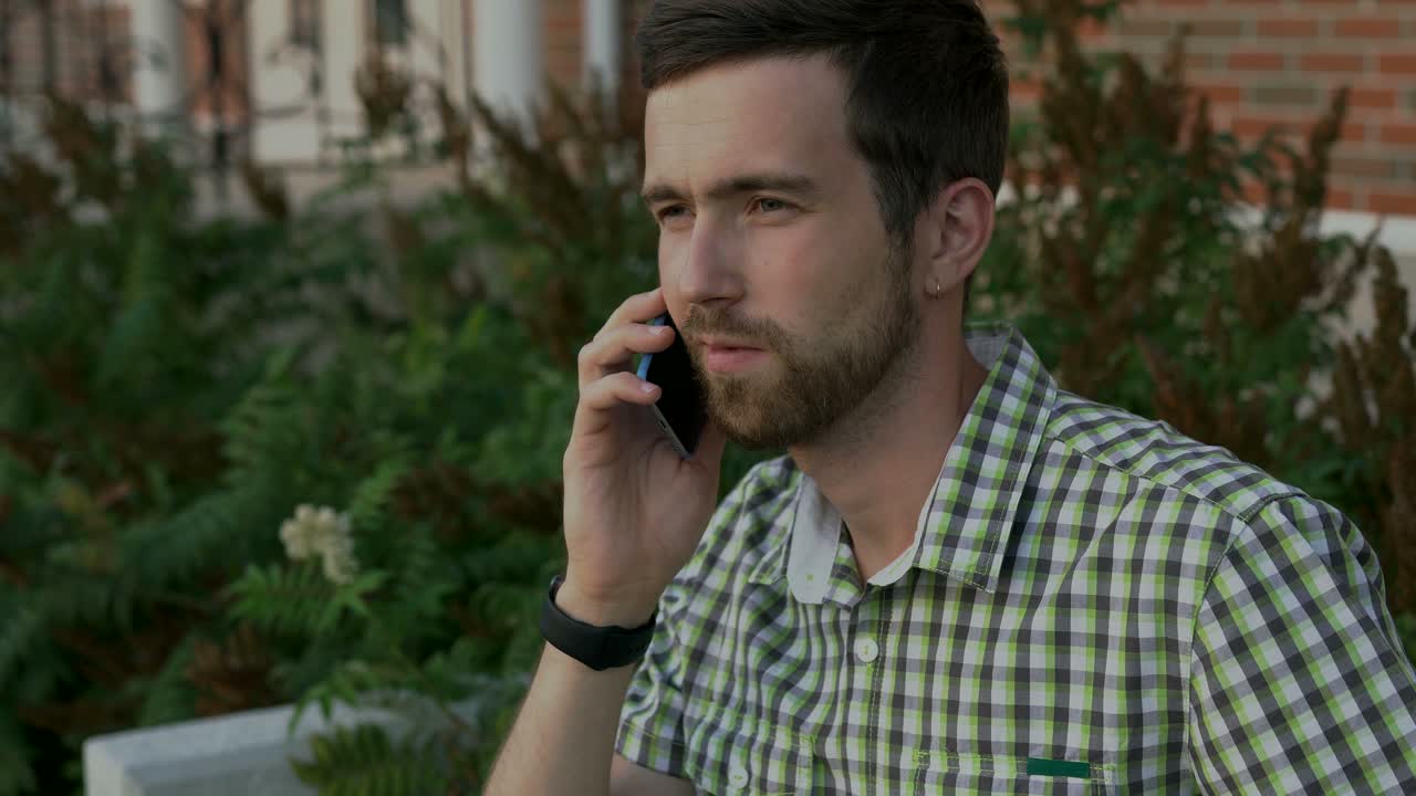 hombre hablando por telefono al aire libre