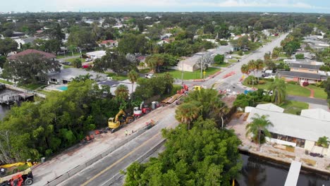 Video-De-Drones-De-4k-De-Equipos-De-Reparación-De-Puentes-Que-Trabajan-En-El-Puente-De-La-Avenida-40-En-San-Petersburgo,-Florida,-En-Un-Día-Soleado-De-Verano-3