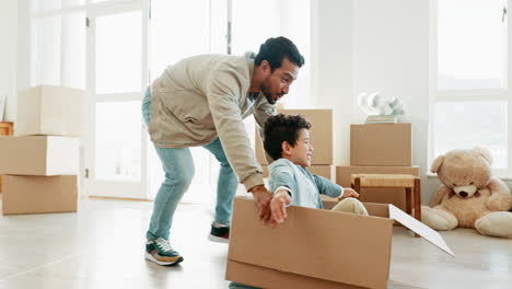 padre, hijo y jugando en la caja en el día de la mudanza
