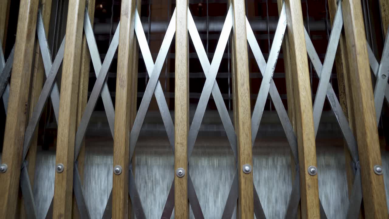 구식 엘리베이터 하강