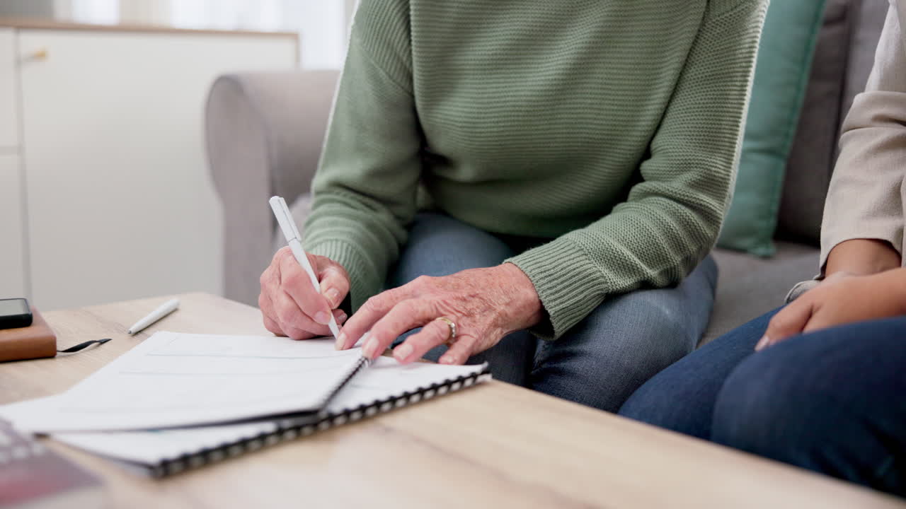 mujer mayor, firma y apretón de mano para el activo