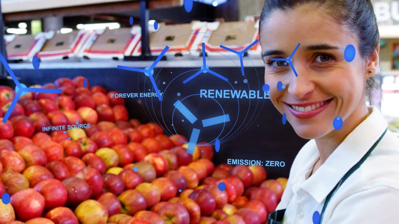 Dependienta de supermercado metiendo la mano en un cesto de manzanas, con una superposición de HUD azul, manteniendo el expositor fresco, sonriendo