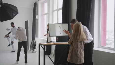 Hinter-Den-Kulissen-Einer-Fotosession-Mit-Einem-Profifußballer-Im-Studio-Diskutieren-Redakteure-über-Bilder