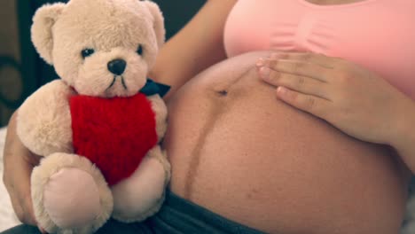 Mujer-Embarazada-Feliz-Y-Esperando-Un-Bebé-En-Casa.