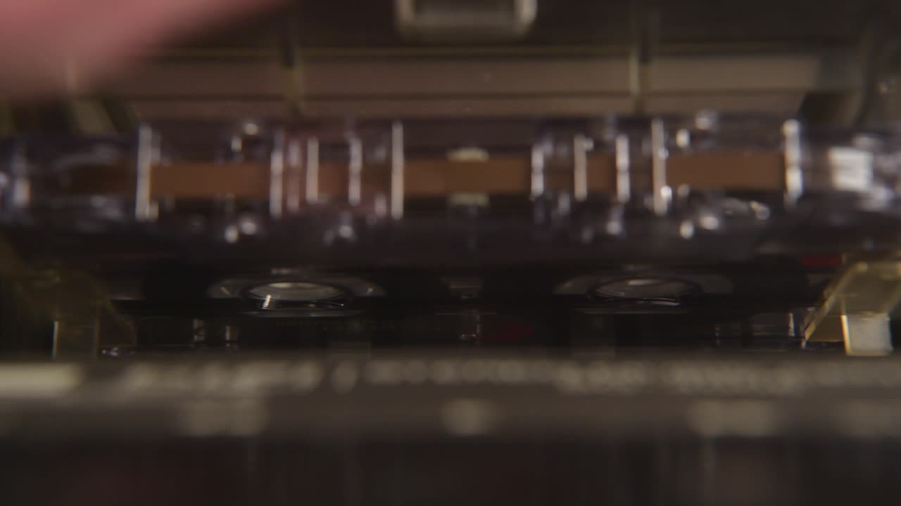 오래된 테이프 데크 카세트 플레이어에 테이프를 로드하는 것