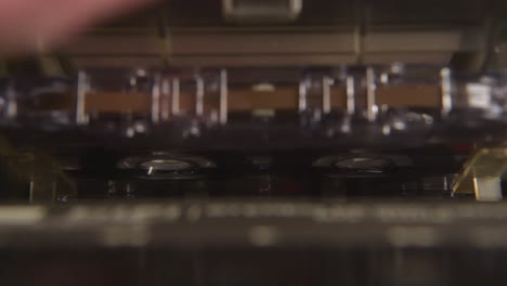 cargando una cinta en el viejo reproductor de casetes