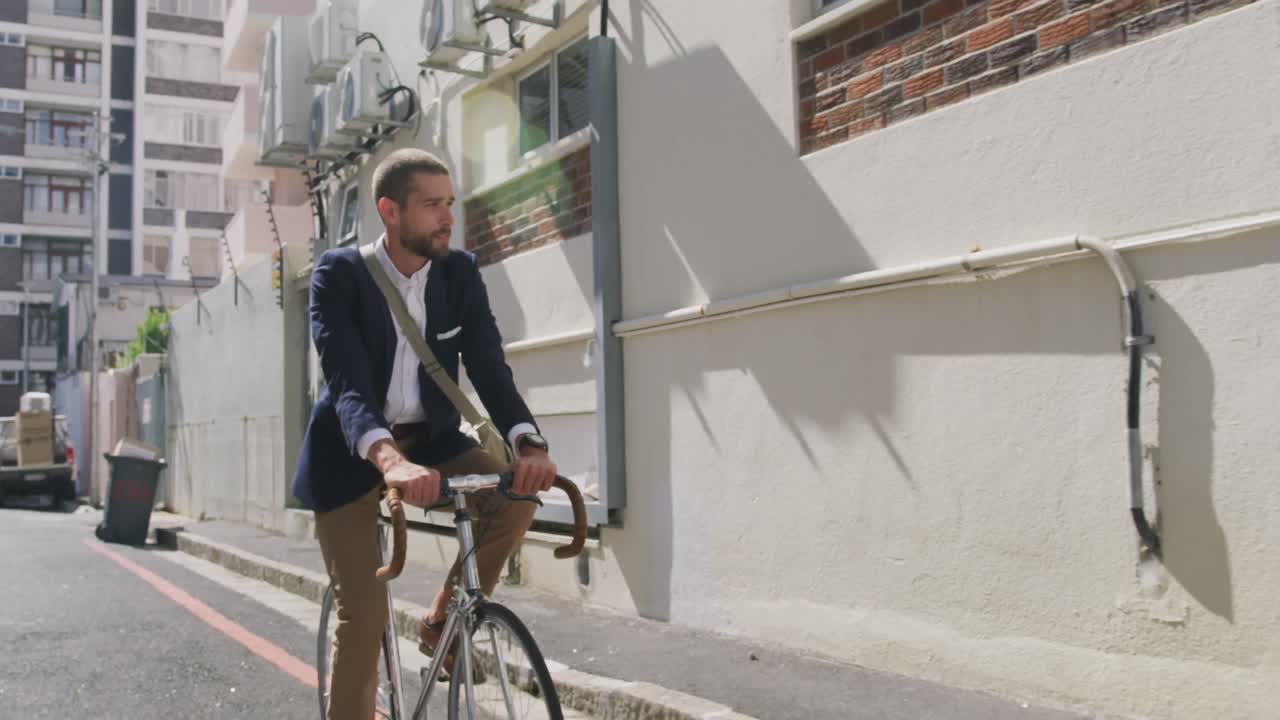 이동 중인 전문적인 젊은이