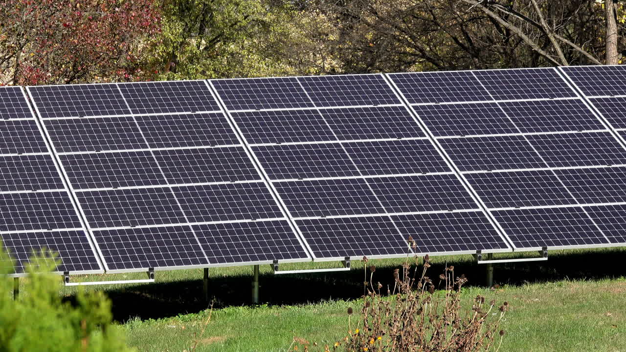 tiro medio de paneles solares en césped de hierba