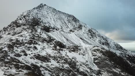 imágenes de drones de 4k de snowdonia en invierno