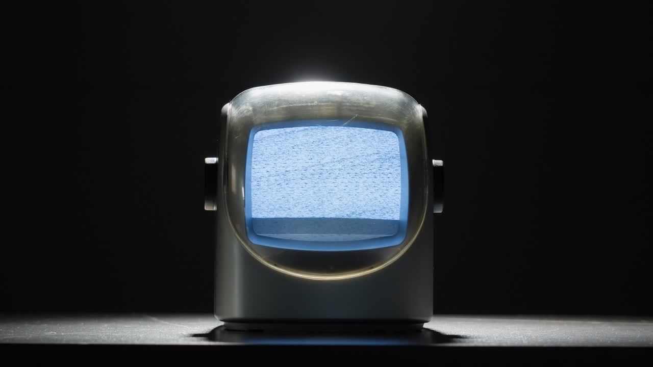 TV retrò, televisione vintage. In un'ambientazione nostalgica, un televisore retrò mostra grana sullo schermo, dispositivo per una spaventosa notte di Halloween, ottimo per chroma key e green screen. Filmato 4K di alta qualità.