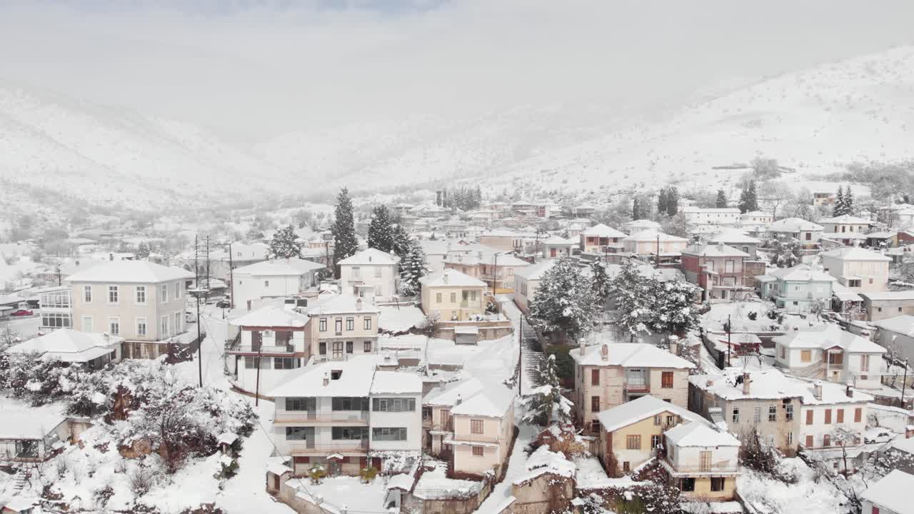 안개가 자욱한 겨울 산 거리에 눈이 내리는 마을 산 위에 무인 항공기 비디오 공개