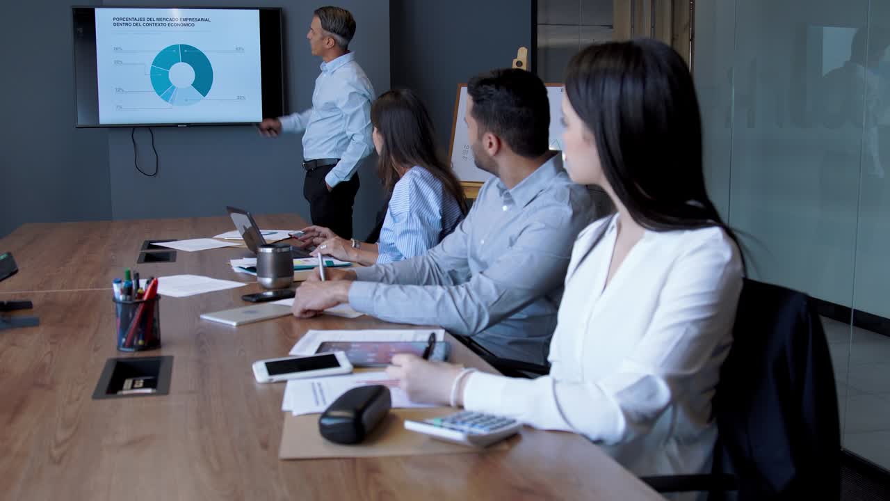 grupo de personas hablando de algún tipo de trabajo en la oficina