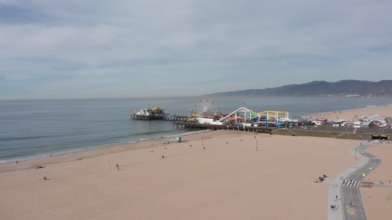 covid-19 대유행으로 인해 폐쇄된 산타모니카 부두의 공중 와이드 샷