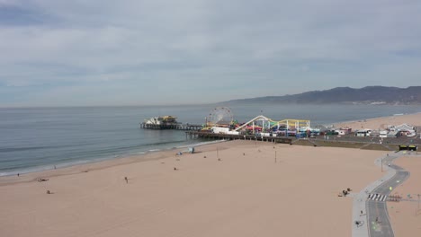 Plano-General-Aéreo-Del-Cierre-Del-Muelle-De-Santa-Mónica-Debido-A-La-Pandemia-De-Covid-19