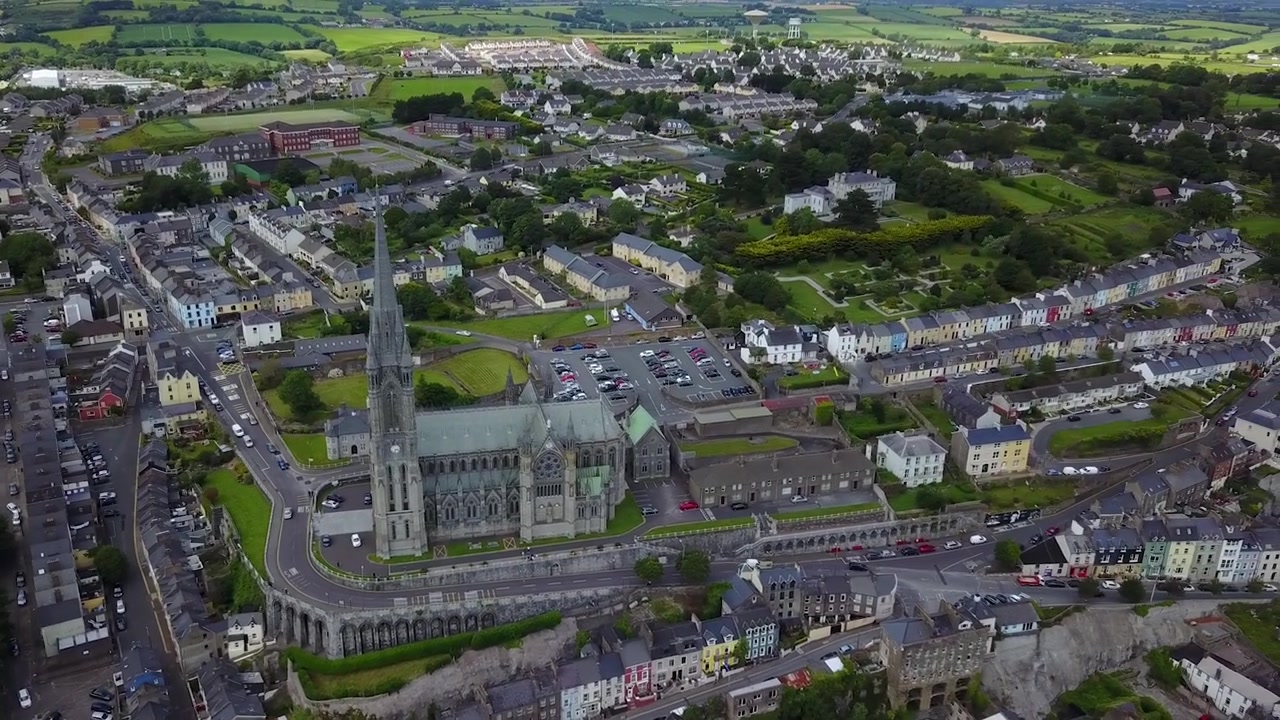 Vista aérea de la Catedral de San Colmán en Cobh, Irlanda