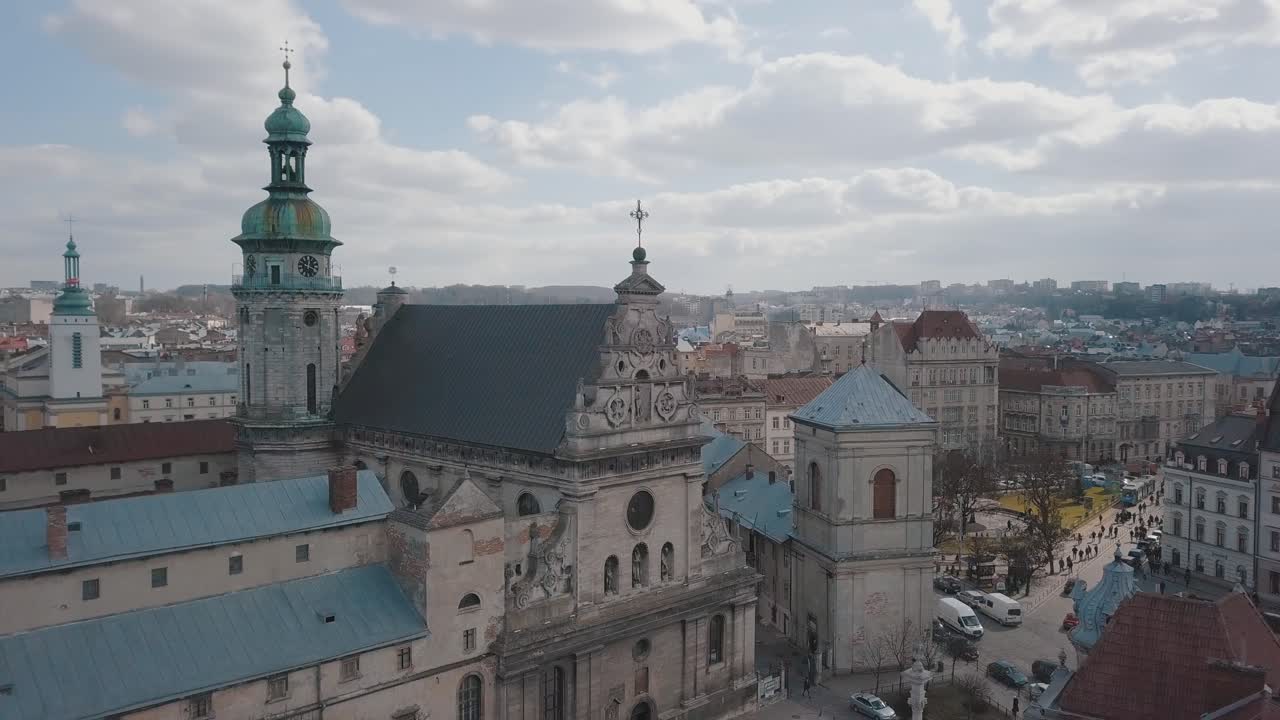 Vista aérea da cidade de Lviv, Ucrânia. Cidade europeia. Áreas populares da cidade. Igreja.