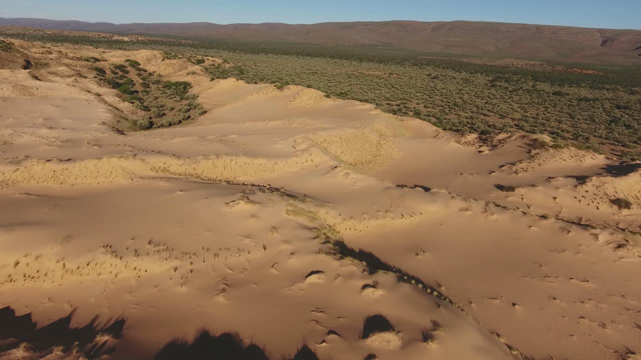 남아프리카 북부 케이프의 건조한 지역에 있는 록키 산맥 사이의 거대한 모래 언덕의 공중 전망