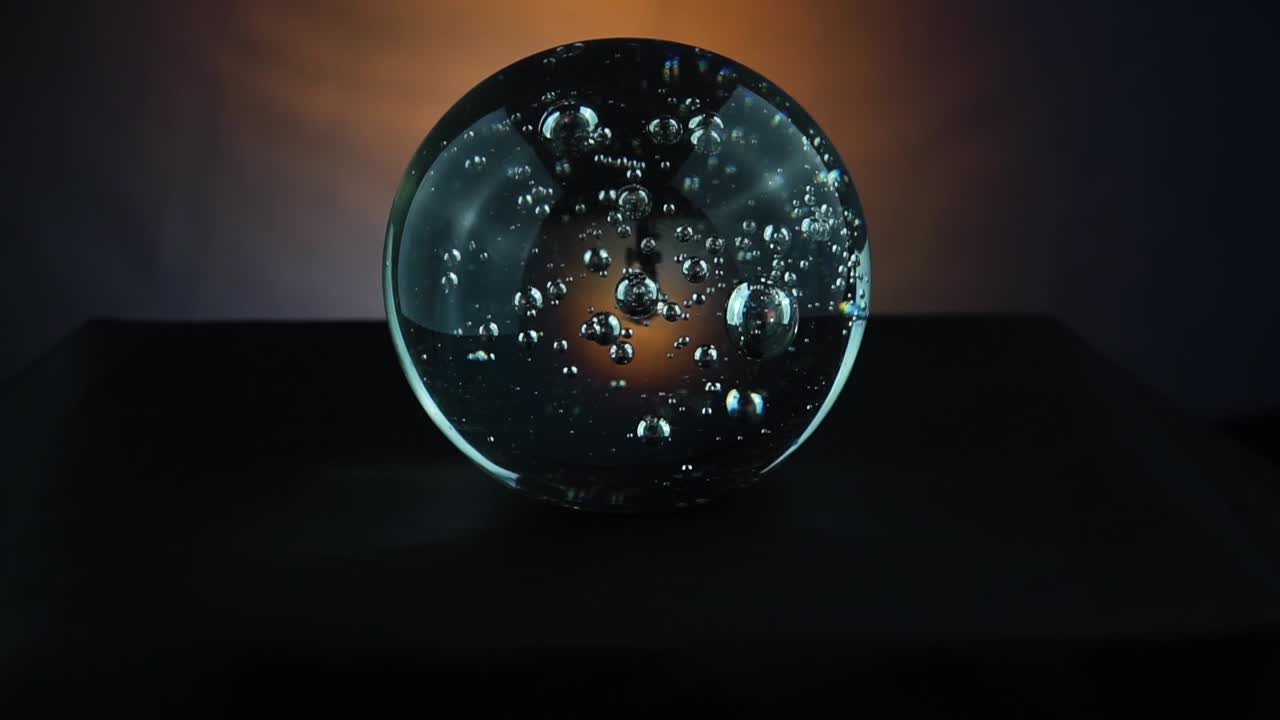 movimiento panorámico con una mística bola de cristal en un entorno misterioso