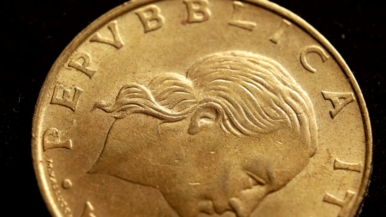 primer plano de monedas muy antiguas