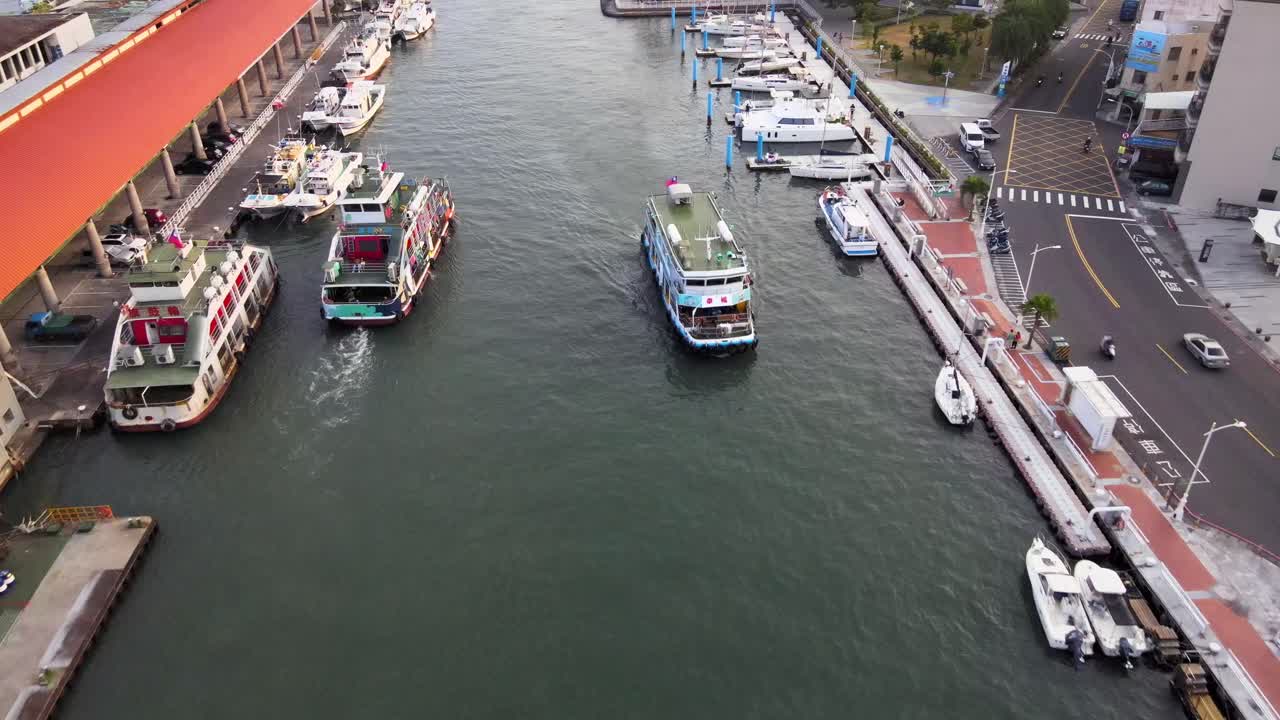 항구에서 반대 방향으로 이동하는 두 척의 여객선