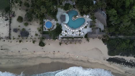 Vistas-Aéreas-De-La-Espectacular-Puesta-De-Sol-Del-Bacocho-Beach-Club,-Oaxaca,-México